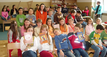 Margit Kröll bei der Lesung in der Volksschule 1 in Jenbach