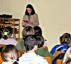 Margit Kröll mit Schülern aus der Hauptschule Hippach