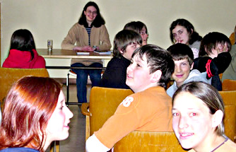 Margit Kröll mit Schülern aus der Hauptschule Hippach