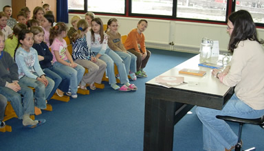 Margit Kröll mit Schülern der 3a u. 3b, Volksschule Vomp