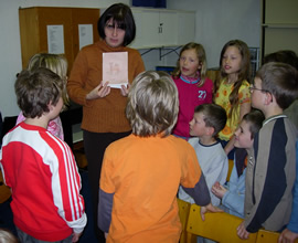 Schüler der 3a u. 3b und Lehrerin, Volksschule Vomp - Lesung von Margit Kröll