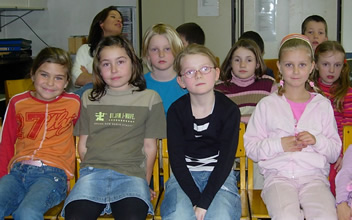 Schüler der 2c und Lehrerin, Volksschule Vomp - Lesung von Margit Kröll