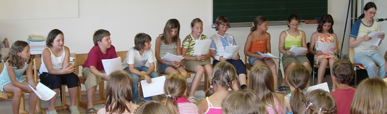 Margit Kröll mit Schülern der Volksschule Schlitters