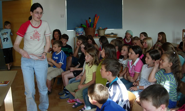 Margit Kröll mit Schülern der Volksschule Rinn