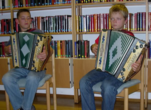 Emanuel und Tobias - Bücherei Strass