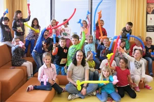 Lesung, Zaubershow und Ballon modellieren in der Volksschule Achenkirch - Margit Kröll