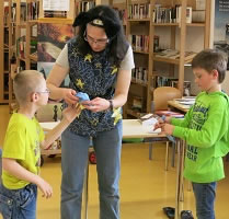 Lesung, Zaubershow und Ballon modellieren in der Volksschule Achenkirch - Margit Kröll