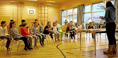 Lesung und Zaubershow von Margit Kröll - Volksschule Mils bei Imst