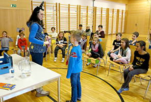 Lesung und Zaubershow von Margit Kröll - Volksschule Mils bei Imst