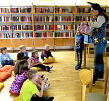 Zaubershow von Margit Kröll in der Bücherei Strass im Zillertal für die Kindergartenkinder