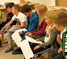 Lesung und Ballon modellieren mit Margit Kröll in der Volksschule Mitterweerberg