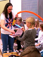 Lesung und Ballon modellieren mit Margit Kröll in der Volksschule Mitterweerberg