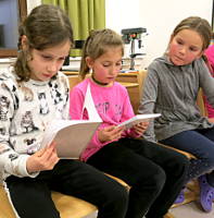 Lesung und Ballon modellieren mit Margit Kröll in der Volksschule Mitterweerberg