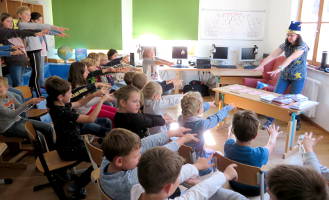 Margit Kröll - Lesung und Zaubershow - Volksschule Penning