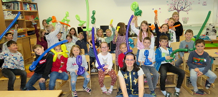 Volksschule Kaunerberg - Lesung, Zaubershow und Ballon modellieren mit Margit Kröll